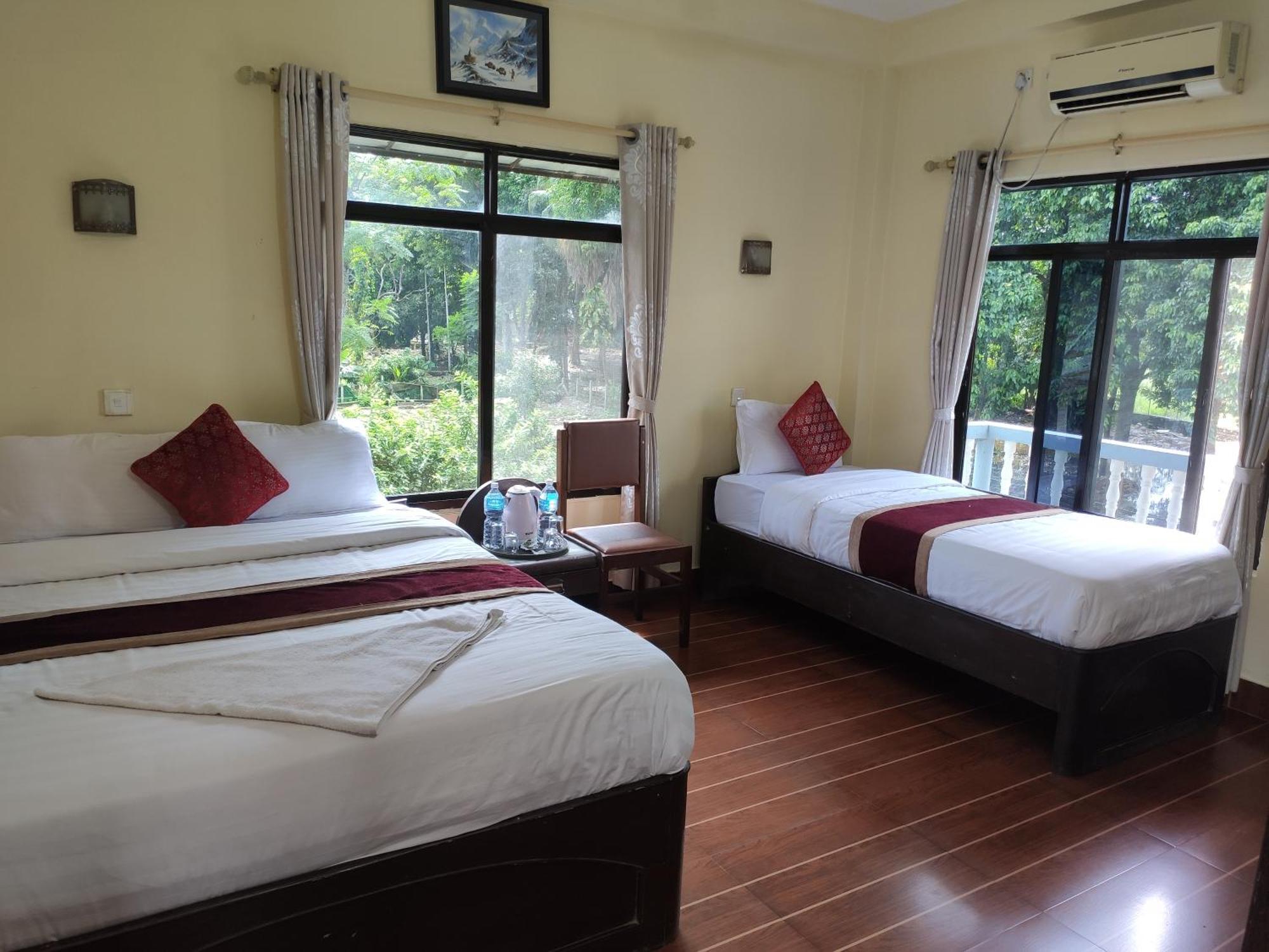 Peacock - A Family-Run Hotel Sauraha Exterior foto