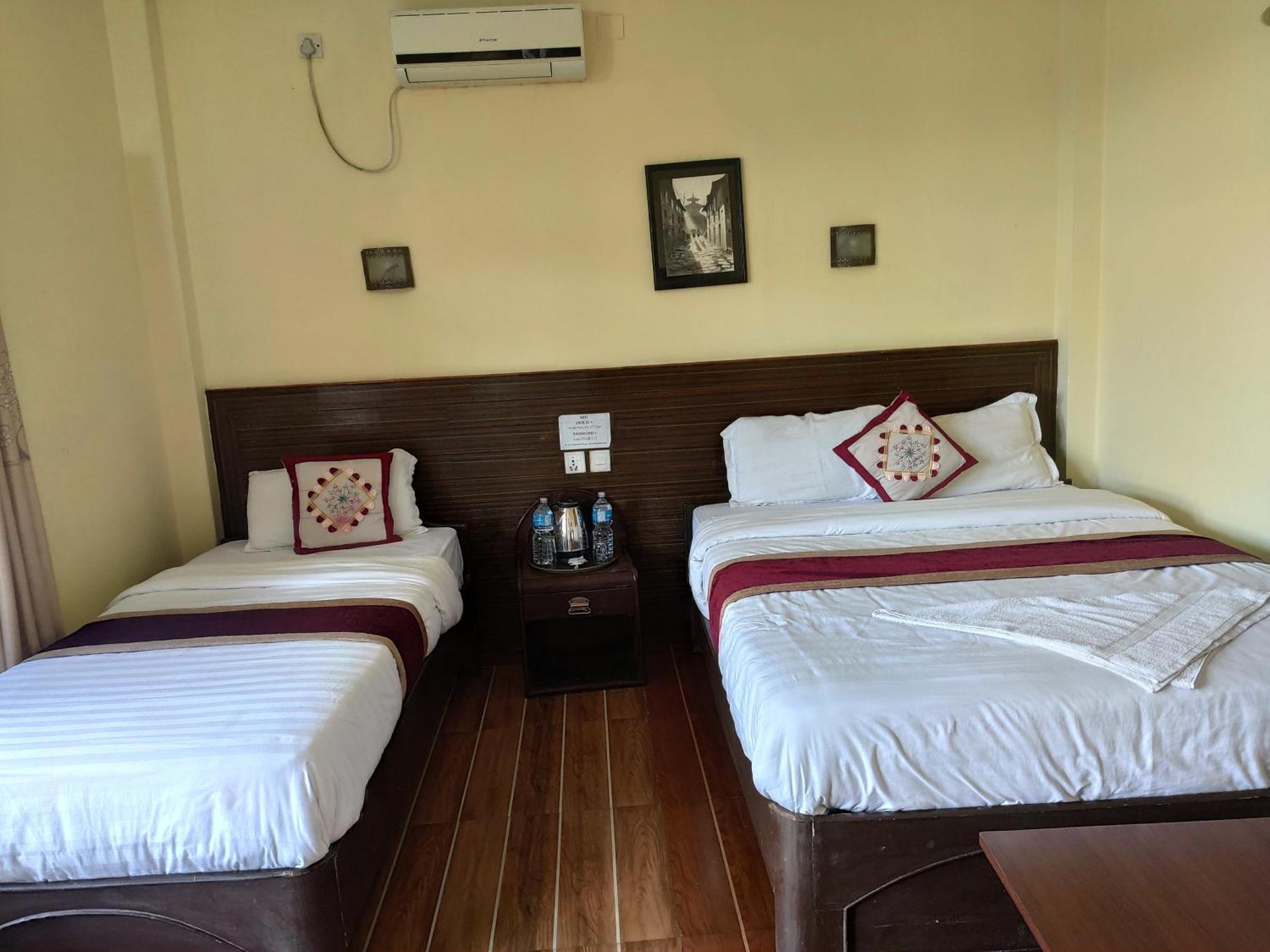 Peacock - A Family-Run Hotel Sauraha Exterior foto
