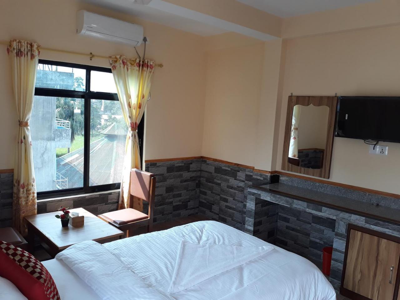 Peacock - A Family-Run Hotel Sauraha Exterior foto